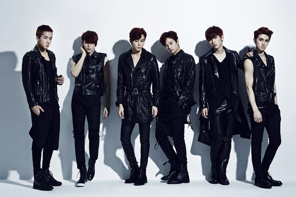 （写真左から）ラビ、レオ、ホンビン、エン、ヒョギ、ケン (C)2014 Jellyfish Entertainment