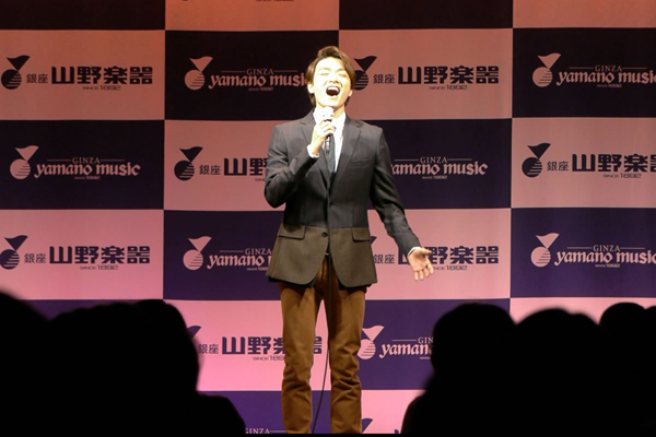 日本ミュージカル界のトップ スター井上芳雄がリリースイベントで観客を魅了 Astage アステージ