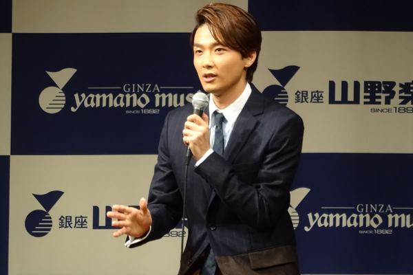 日本ミュージカル界のトップ スター井上芳雄がリリースイベントで観客を魅了 Astage アステージ