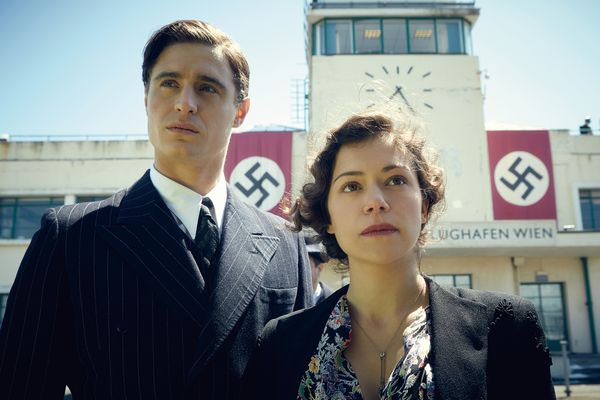 (L-R) MAX IRONS and TATIANA MASLANY star in WOMAN IN GOLD