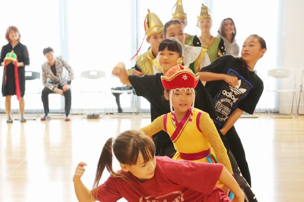Exile世界 Leola モンゴルの子どもたちと Choo Choo Train でダンス交流 Astage アステージ
