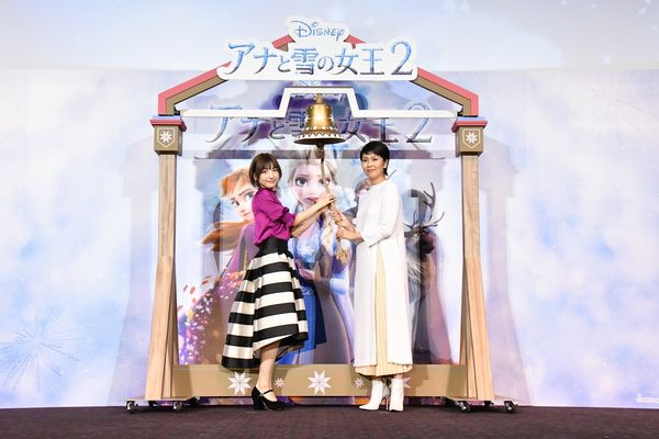 『アナと雪の女王２』大ヒット記念イベントメイン_左から神田_松