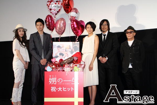 写真左から、JUJU、向井理、榮倉奈々、豊川悦司、廣木隆一監督