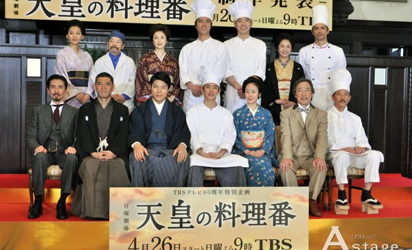 後段左から、芦名星、佐藤蛾次郎、高岡早紀、桐谷健太、柄本佑、美保純、加藤雅也
前段左から、郷ひろみ、杉本哲太、鈴木亮平、佐藤健、黒木華、武田鉄矢、小林薫