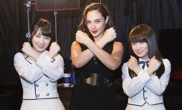 『ワンダーウーマン』左から高山一実、ガル・ガドット、秋元真夏