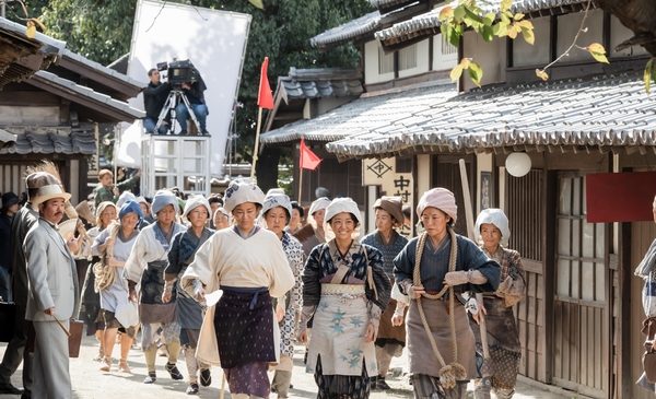 12月7日（月）午前7時解禁_『大コメ騒動』井上真央_メイキング写真 (1)