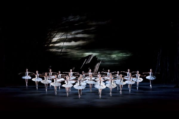【ROH(6)】：白鳥の湖＜メイン＞Artists of The Royal Ballet in Swan Lake, The Royal Ballet © 2018 ROH. Photograph by Bill Cooper