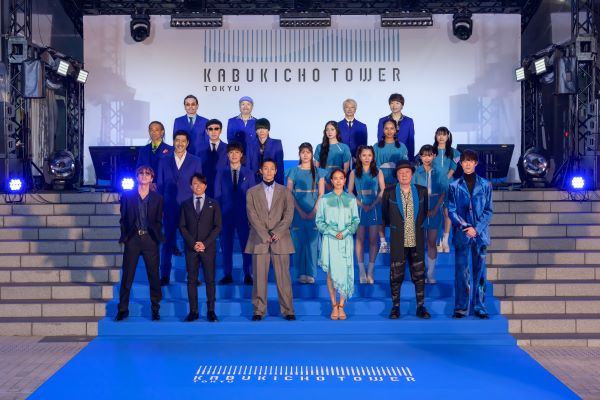 歌舞伎町の街に、鮮やかなブルーカーペットが出現!窪田正孝、宮沢氷魚、渋谷龍太(SUPER BEAVER)ほか、豪華ゲストが登壇!東急歌舞伎町 ...