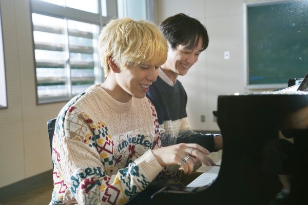 映画『バカ塗りの娘』坂東龍汰、妹を優しく見守る自由な兄を演じる! 新場面写真解禁!!「役者の道に進むときに感じた感情を生かせた ...