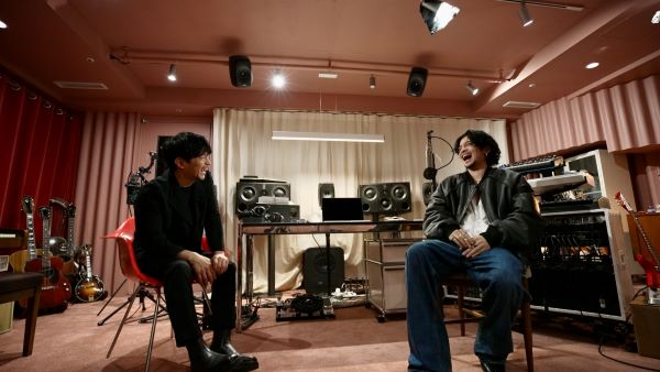 常田さんのスタジオにて笑い合う２人
