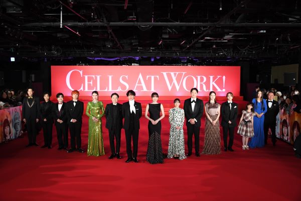 永野芽郁、佐藤健ら豪華キャストがレッドカーペットに大集結 