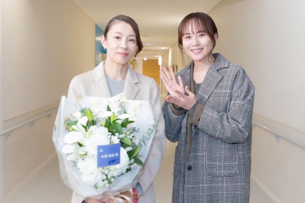 (左)水野美紀、(右)比嘉愛未