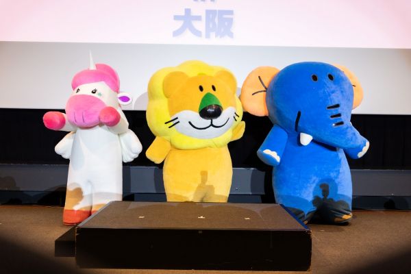 左から）ぺがさすちゃん、らいおんくん、ぞうくん「たべっ子どうぶつ THE MOVIE」公開記念舞台挨拶付き上映会in大阪