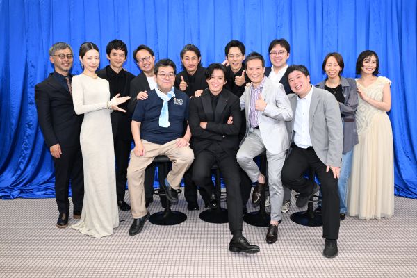 映画『フロントライン』キャスト×実際のヒーローたちが再会！記念写真 