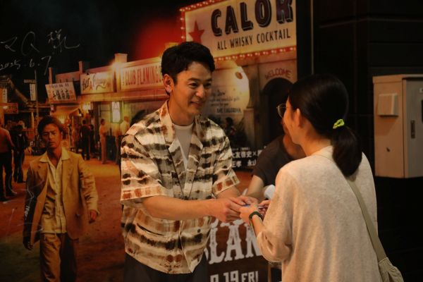 妻夫木聡・名刺配布1_映画『宝島』沖縄キャラバン