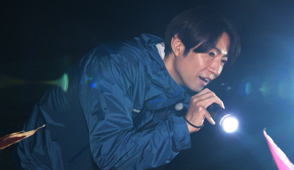 ＜観察する相葉さん（一昨年の生中継番組より）＞