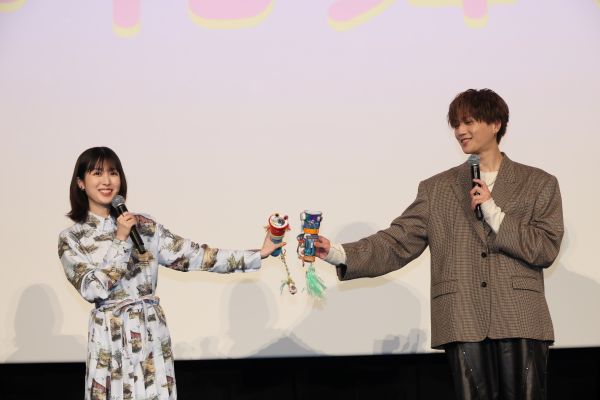 ⑥0727実施『隣のステラ』公開御礼舞台挨拶_劇中で使用した懐中電灯を懐かしむ2人
