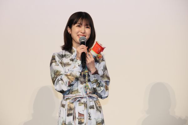 ⑦0727実施『隣のステラ』公開御礼舞台挨拶_劇中で使用した懐中電灯を懐かしむ福本