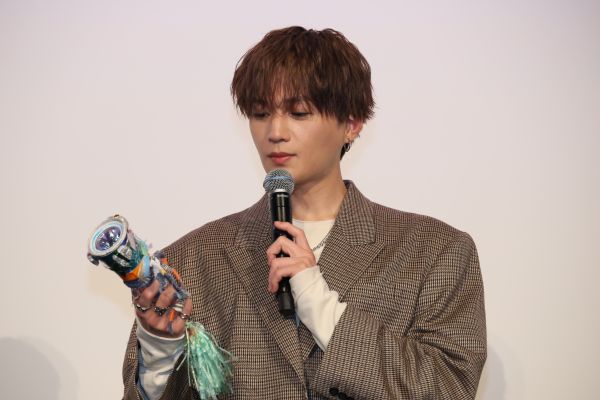 ⑧0727実施『隣のステラ』公開御礼舞台挨拶_劇中で使用した懐中電灯を懐かしむ八木