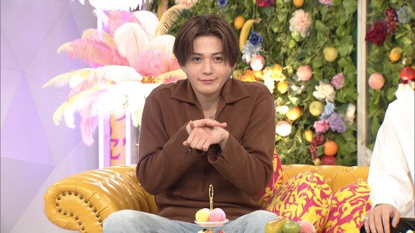 「愛してる」の手話をする八木勇征さん_電子透かしあり