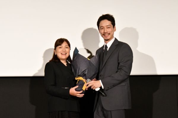 坂口健太郎さん&柚月先生_花束贈呈