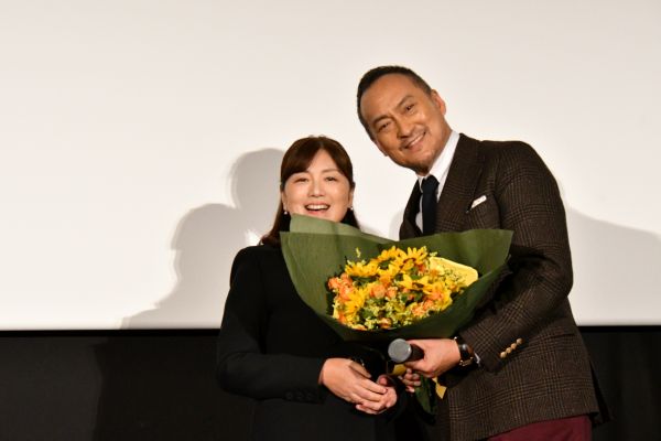 渡辺謙さん&柚月先生_花束贈呈