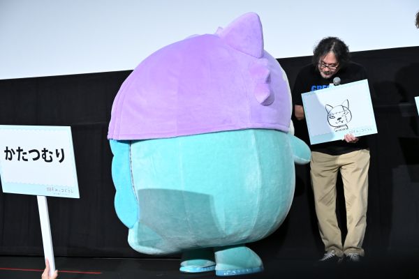 監督の絵を怖がるとかげ