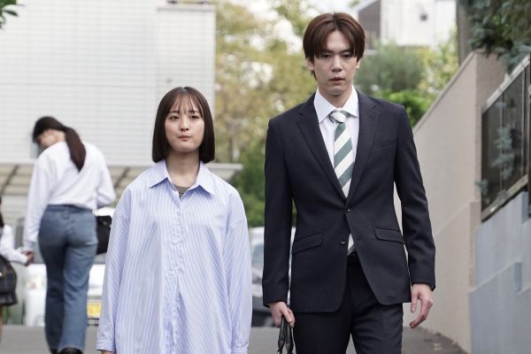 大友花恋、内藤秀一郎