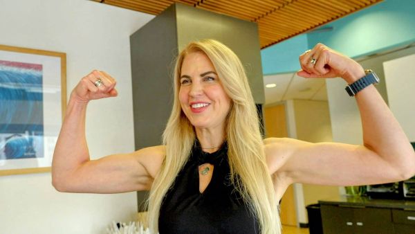 遺伝子操作で20歳以上の若返りに成功したという女性_電子透かしあり