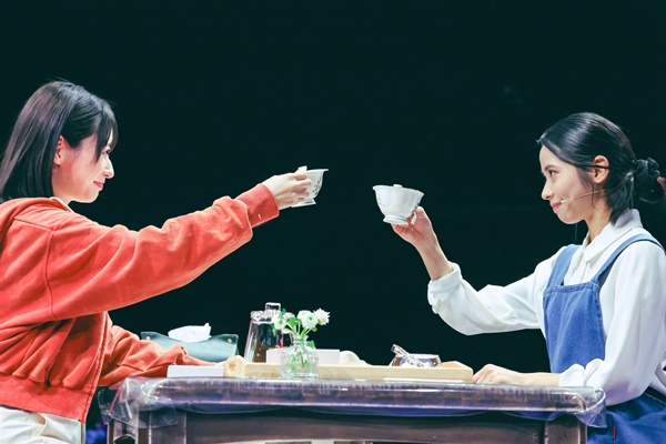 左から）白椿紅役：唯月ふうか、白椿蒼役：屋比久知奈