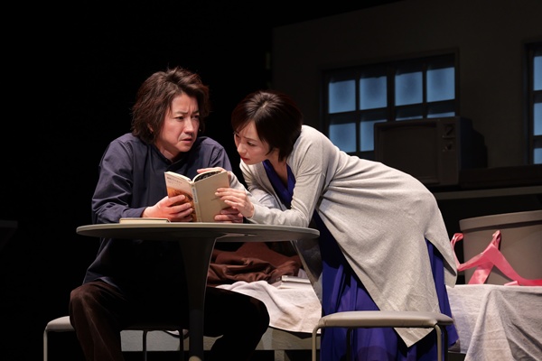 左から）私役：藤原竜也、司書役：森田望智