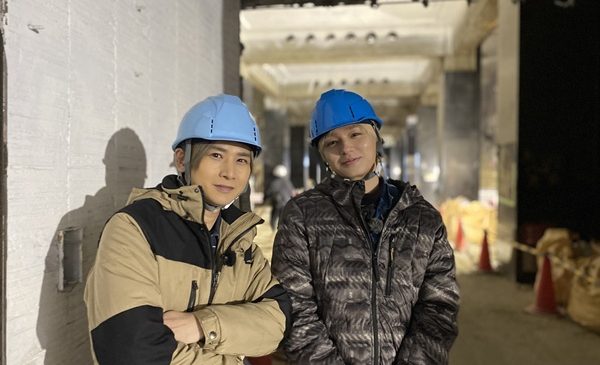 ①堂本光一、伊野尾慧_1階ロビーを背景に999