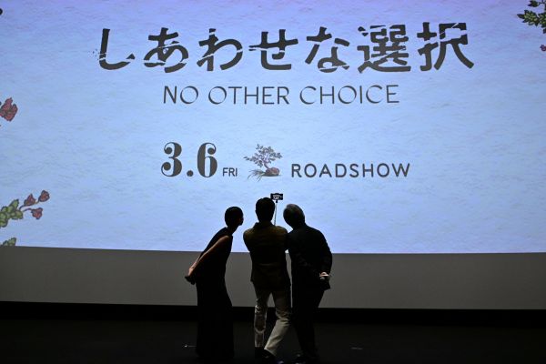 自撮りをする３人