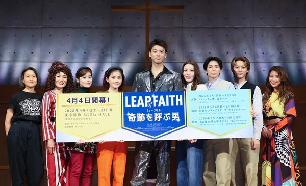 12_フォトセッション（左からジェニファー・タン、マルシア、セントチヒロ・チッチ、昆夏美、竹内涼真、真瀬はるか、糸川耀士郎、木原瑠生、MARIA-E）sss2