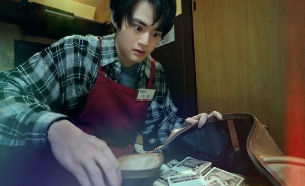 ①場面写真_佐藤寛治（鈴鹿央士）_映画『藁にもすがる獣たち