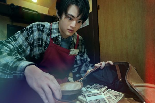 ①場面写真_佐藤寛治（鈴鹿央士）_映画『藁にもすがる獣たち