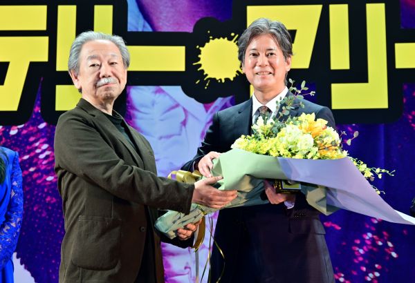 花束贈呈_深水黎一郎（原作者）＆唐沢寿明