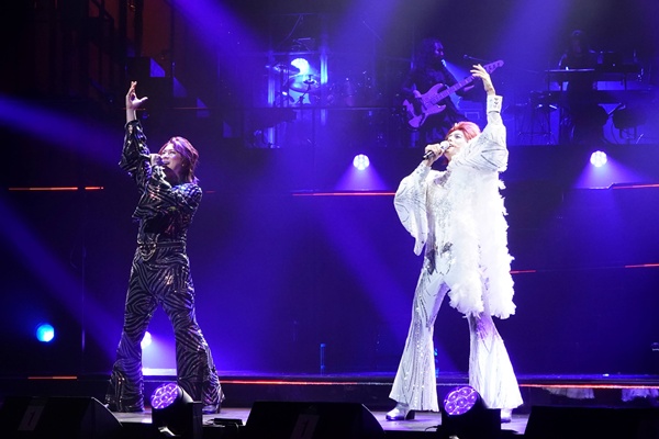ミュージカル『ETERNITY』舞台写真(左から小野田龍之介、小池徹平)撮影：岩田えり08_0776ｔ