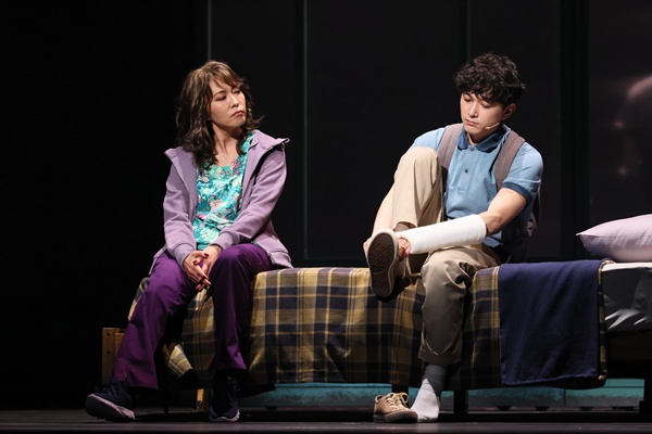 左から）ハイディ・ハンセン役：安蘭けい、エヴァン・ハンセン役：吉沢亮ｔ