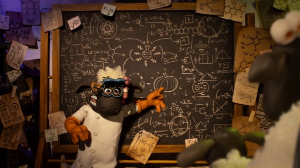 Shaun-the-Sheep-The-Beast-of-Mossy-Bottom-Stills-Press-Photos-4216x2371-STS-BEAST-PS-003-040-04300-ShaunPointingBlackb