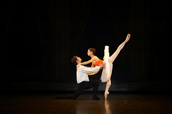 『SWANーBallet cross Readingー』舞台写真_撮影：奥田祥智_DSC00319ｔyyy600