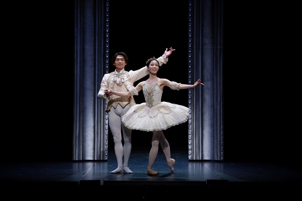 『SWANーBallet cross Readingー』舞台写真_撮影：奥田祥智_DSC00635ｔyyy600