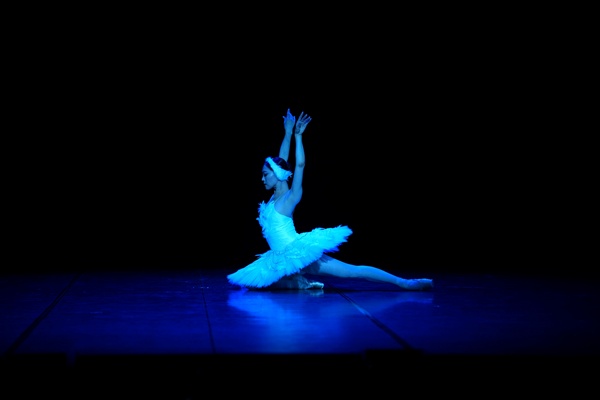 『SWANーBallet cross Readingー』舞台写真_撮影：奥田祥智_DSC00885ｔyyy600