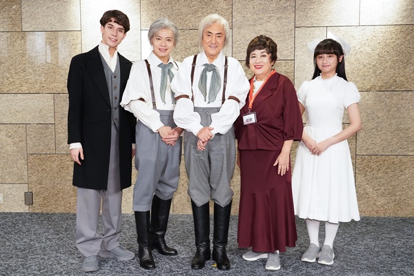 左からパク・スビン役）東島京、森山英一郎役）中川晃教、山田正男役市村正親、岩崎直子役）渡辺えり、百合子役）影山優佳ｔyyy600
